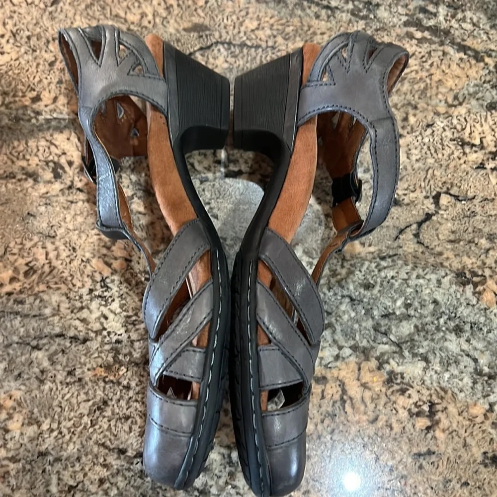Cobb Hill by New Balance Gray Leather T-Strap Block Heel Sandals